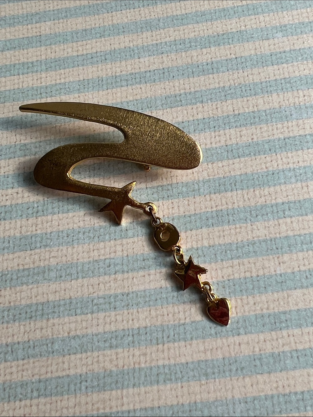 Gold-Tone Star & Heart Dangle Brooch Pin - Women’s Fashion Accessory